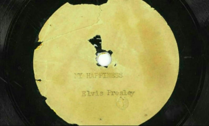 Primeiro disco de Elvis Presley – Outro item do músico adquirido em um leilão, em 2015, foi um disco original de seu primeiro álbum, lançado em 1953, pelo valor de US$ 300 mil (cerca de R$ 1,7 milhão).