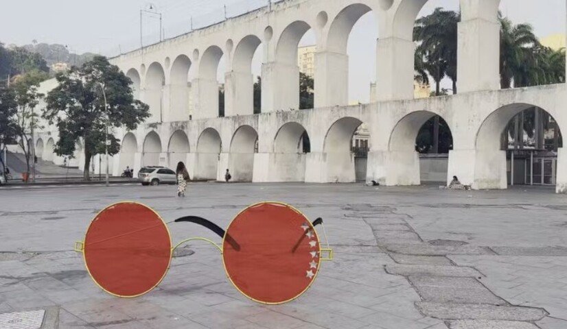 O anúncio foi feito de um modo criativo. Pontos turísticos da cidade do Rio de Janeiro, como o Museu do Amanhã e os Arcos da Lapa, amanheceram com réplicas dos óculos vermelhos que eram uma marca do visual de Rita Lee. 
