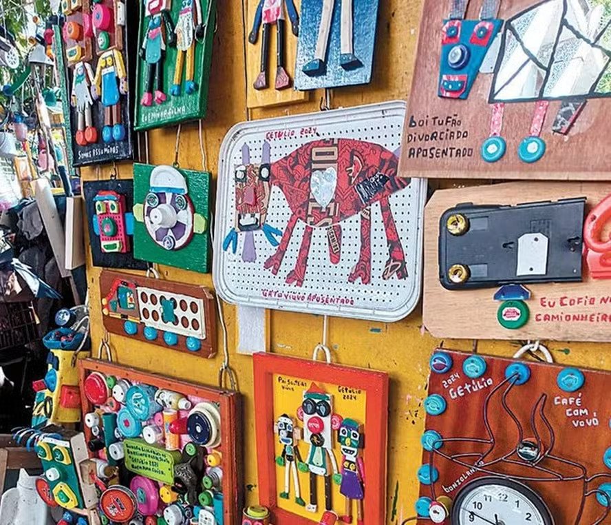 Lixo Art - Rio de Janeiro - O movimento de "lixo art", que transforma materiais reciclados em objetos de arte, ganha destaque no Rio como uma crítica à cultura de consumo e um meio de conscientização ambiental. Ele combina arte e sustentabilidade, sendo muito importante na cidade criativa.