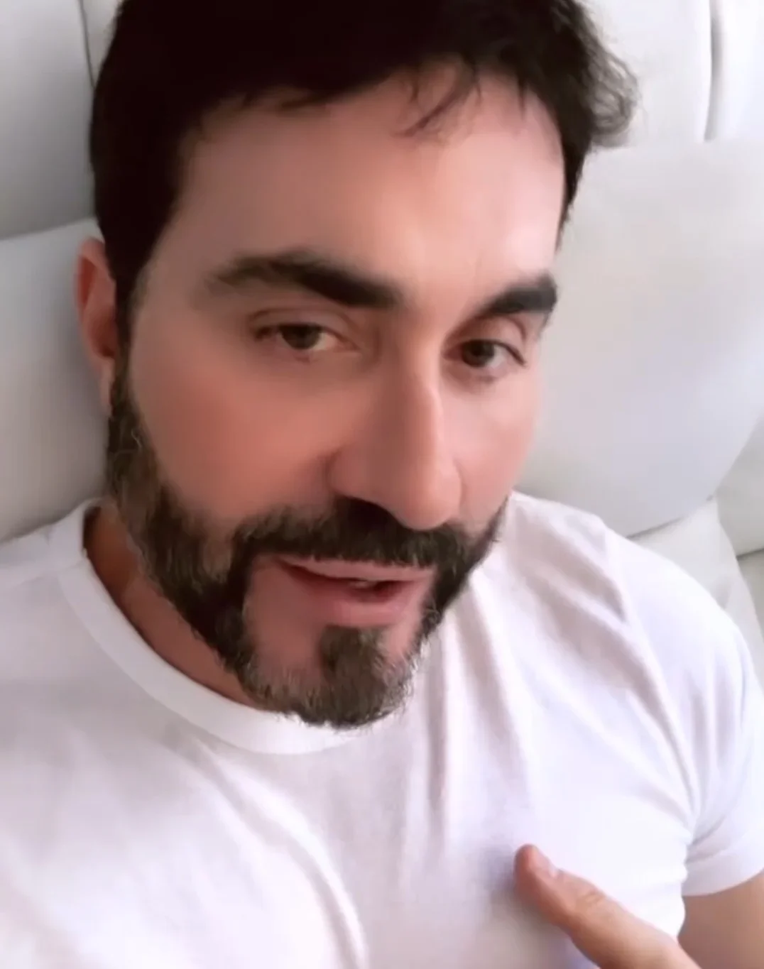 O padre Fábio de Melo foi pivô da demissão do funcionário após uma postagem em rede social. A confusão foi tão grande que o padre acabou desabafando, depois, dizendo que as pessoas "querem odiar" e que a internet é uma cilada criada pelo Diabo.