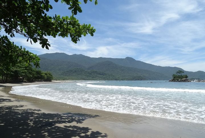 Já Ilhabela é um arquipélago preservado, famoso por suas praias selvagens como a Castelhanos, acessível por trilhas ou barco.-Wikimedia Commons/Daniel Souza Lima