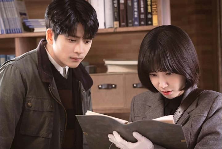 “Uma Advogada Extraordinária” - Sucesso em 2022, o k-drama segue os os de uma jovem diagnosticada com espectro autista que é contratada por um escritório de advocacia. 
