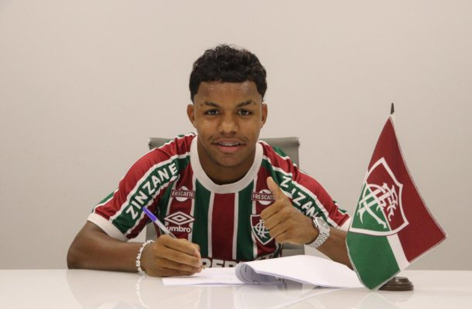 Fluminense acerta renovação de contrato do jovem Wesley Natã
