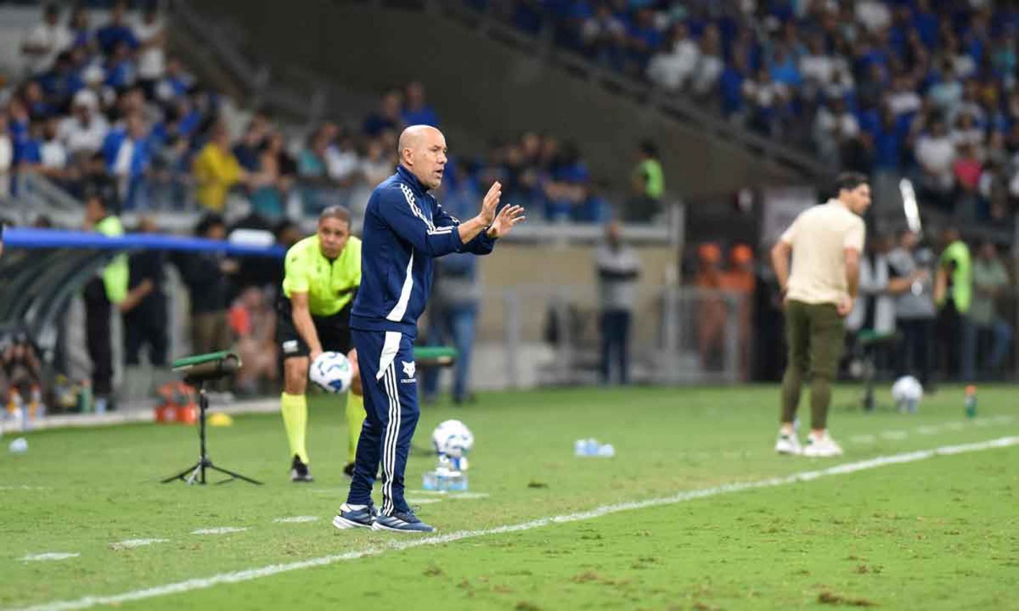 O técnico Leonardo Jardim deverá aproveitar a paralisação neste meio do ano para recuperar alguns jogadores e manter o ritmo de jogo dos demais - (crédito: Ramon Lisboa/EM/D.A. Press) O técnico Leonardo Jardim deverá aproveitar a paralisação neste meio do ano para recuperar alguns jogadores e manter o ritmo de jogo dos demais - (crédito: Ramon Lisboa/EM/D.A. Press)