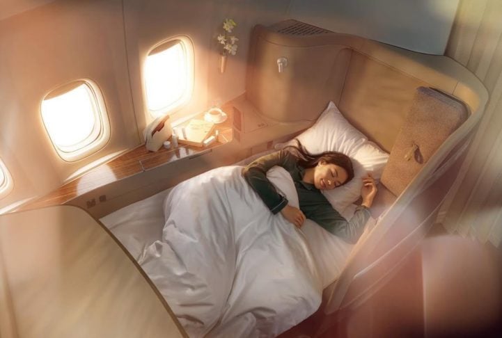 4º) Cathay Pacific (Hong Kong) - Fundada em 1946, a Cathay Pacific é elogiada por suas classes , com assentos que se transformam em camas e menus assinados por chefs renomados.