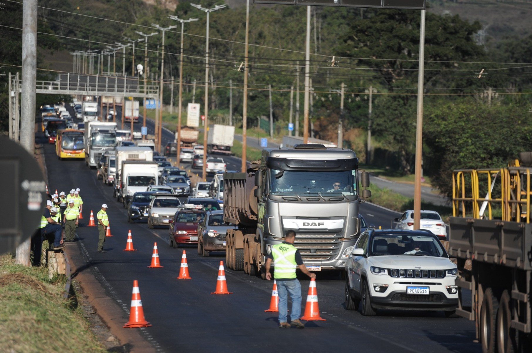 Os agentes treinaram para atuar na sinalização da via em caso de alguma obstrução na pista, como acidente, derramamento de óleo ou animal