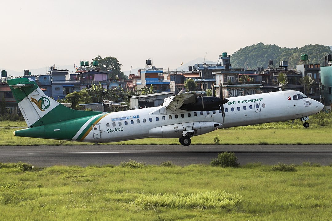 O avião era um ATR72 da Yeti Airlines. A companhia aérea nepalesa, fundada em 1998,  oferece voos domésticos dentro do Nepal. Conhecida por operar em áreas montanhosas, a empresa é um dos principais meios de transporte aéreo no país, especialmente em regiões remotas.
-TMLN123 -  wikimedia commons 