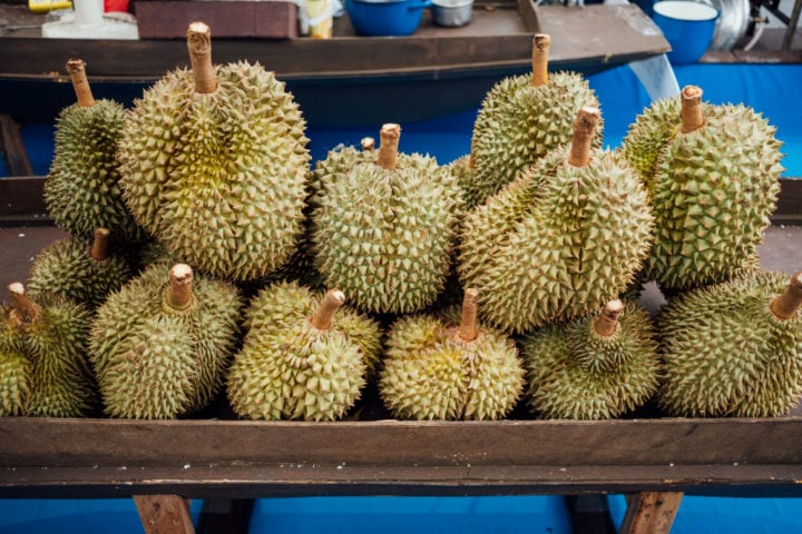 Em vários países da região, o consumo dessa fruta é proibido em hotéis e transportes públicos, já que seu aroma remete a enxofre, esgoto e alimentos estragados.