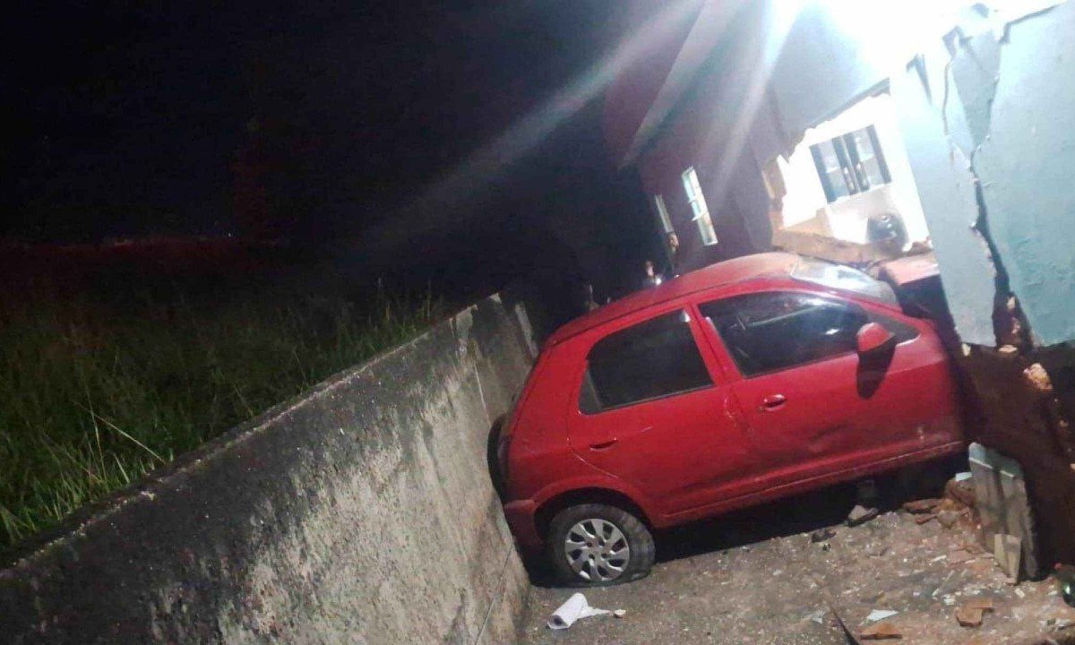 Idoso perde o controle da direção e invade residência às margens da BR-256, em Barbacena, na Região Central de Minas Gerais