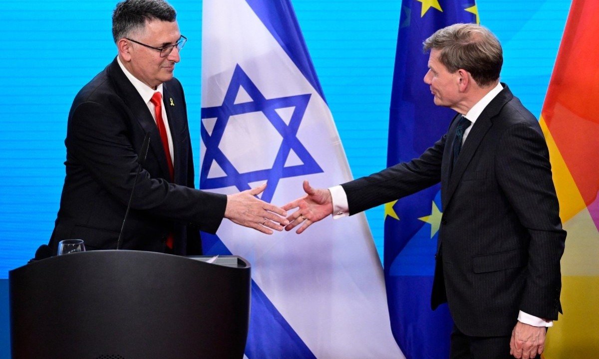 Ministro das Relações Exteriores da Alemanha, Johann Wadephul (dir), aperta a mão do Ministro das Relações Exteriores de Israel, Gideon Sa'ar  -  (crédito: John MACDOUGALL / AFP       )