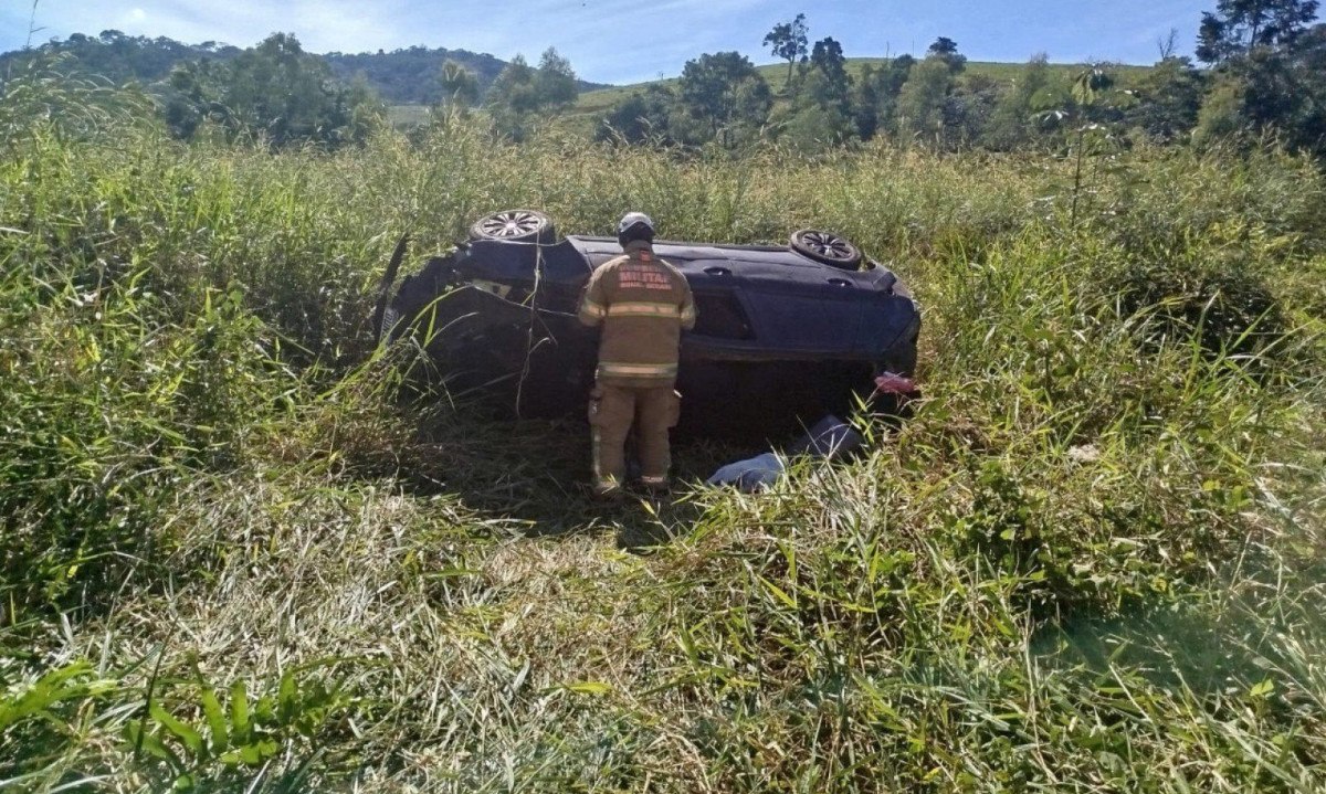 Motorista de carro morreu ao desviar de carreta -  (crédito: CBMMG)
