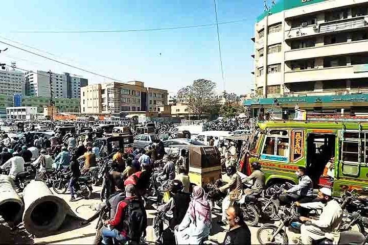 A maior cidade do Paquistão é também centro econômico do país, criando um caldeirão cultural onde urdu, sindhi, pashto e punjabi ecoam nas ruas. 