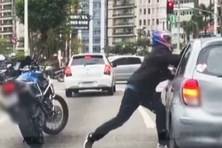 Além disso,  6.6% fazem comentários sobre o veículo, como “compre um carro decente” e 46% dos brasileiros utilizam palavrões em suas ofensas, enquanto 47.2% fazem gestos obscenos como mostrar o dedo do meio. 