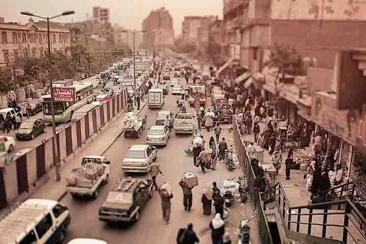 A capital do Egito é uma das cidades mais populosas e densas da África. Congestionamentos, poluição do ar e escassez de moradias adequadas são comuns.