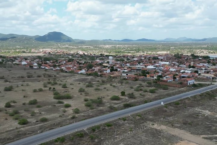 O nome "Irauçuba" tem origem no tupi antigo "îaraûsuba", que significa "amizade".