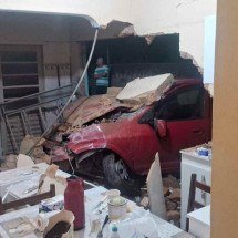 Idoso perde o controle na BR-265 e carro invade casa - CBMMG