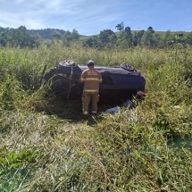 Acidente com morte de motorista e carreta tombada tem duas versões - CBMMG