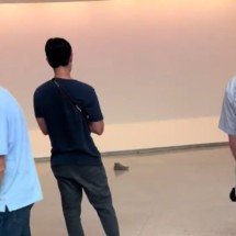 Soube dessa? Homem põe o próprio tênis no chão de museu e visitantes contemplam a "obra de arte" - Reprodução redes sociais 