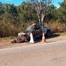 Os dois ageiros do carro morreram no local da batida -  (crédito: CBMMG)