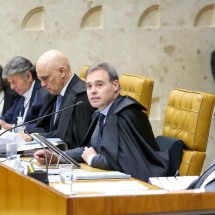 Tablet de Mendonça trava ao ler voto sobre redes digitais