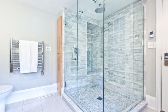 O truque que salva: como tirar manchas esbranquiçadas do vidro do box