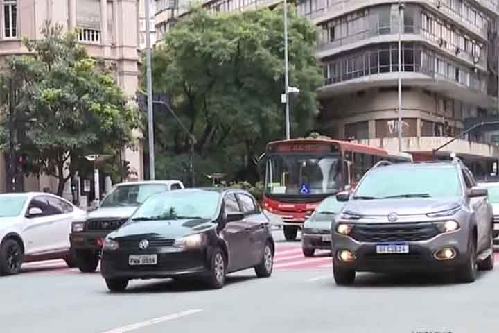 O artigo 74 da Lei 9.503, de 1997, que institui o Código Brasileiro de Trânsito, determina que a educação para o trânsito é direito de todos e prioridade do Sistema Nacional de Trânsito. 