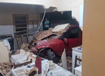 Idoso perde o controle da direção e invade residência às margens da BR-256, em Barbacena, na Região Central de Minas Gerais -  (crédito: CBMMG)