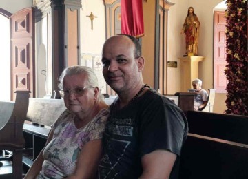 A dona de casa Maria José de Ávila Marques, ao lado do filho Luiz Edmundo Marques: catolicismo continua a principal religião do Brasil, apesar de 'perder terreno' para os evangélicos nos últimos recenseamentos -  (crédito: Gustavo Werneck/EM/D.A Press)