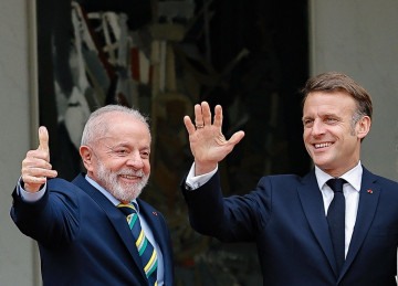 
O chefe de Estado francês recebeu Lula durante uma cerimônia no 'Hôtel des Invalides' -  (crédito:  Ricardo Stuckert / PR)