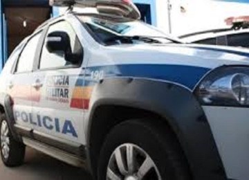 A PM interceptou ônibus com detentos depois de operação de cerco e bloqueio em Ribeirão das Neves -  (crédito: PMMG)