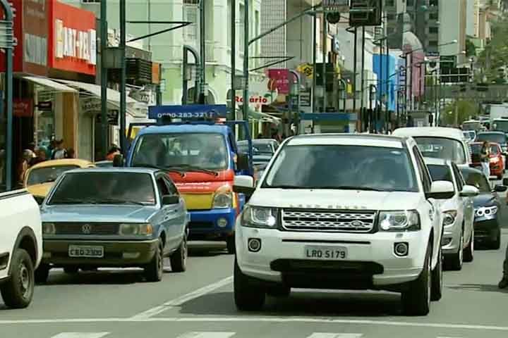 Segundo a Preply, 7 em cada 10 brasileiros já afirmaram ter presenciado agressões verbais no trânsito. Entre as ofensas, por exemplo, estão gestos obscenos e bate-bocas excessivos. 