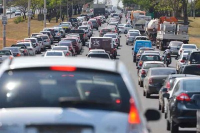 Obras no km 155 incluem recuperação da pista nos dois sentidos e remoção total do aterro -  (crédito:  Agência Brasil/EBC)
