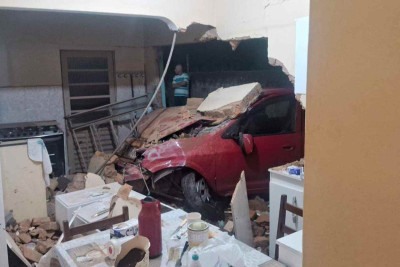 Idoso perde o controle da direção e invade residência às margens da BR-256, em Barbacena, na Região Central de Minas Gerais -  (crédito: CBMMG)