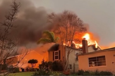 Os incêndios históricos que atingiram Los Angeles no início de 2025 destruíram milhares de casas e outras construções em pouquíssimo tempo. E levantaram a questão em torno do material das casas nos EUA. Afinal, por que usam madeira, um material que queima facilmente? -  (crédito: reprodução/sbt)