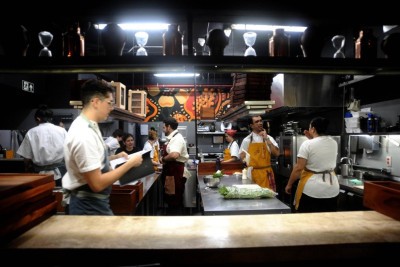 Cozinha do restaurante Pacato, em BH: a remuneração no segmento de alimentação fora do lar alcançou sua maior média salarial da história -  (crédito: Alexandre Guzanshe/EM/D.A Press)
