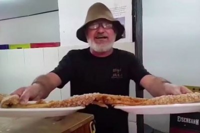 Um bar de Juatuba, município situado na Região Metropolitana de Belo Horizonte (MG), viralizou nas redes sociais por servir um torresmo gigante! -  (crédito: Reprodução/Redes Sociais)
