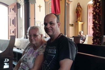 A dona de casa Maria José de Ávila Marques, ao lado do filho Luiz Edmundo Marques: catolicismo continua a principal religião do Brasil, apesar de 'perder terreno' para os evangélicos nos últimos recenseamentos -  (crédito: Gustavo Werneck/EM/D.A Press)