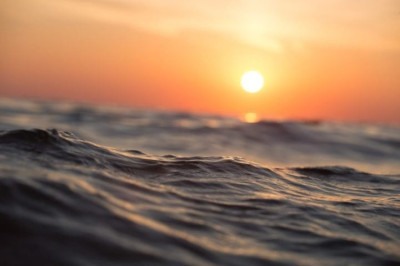 Cerca de 70% da superfície da terra é coberta por água. Com isso, cinco oceanos (Atlântico, Pacífico, Índico, Ártico e Antártico) cobrem a maior parte do planeta. Ao longo dos séculos, naufrágios deixaram marcas na história, porém algumas pessoas sobreviveram a esses percalços.  -  (crédito: Pexels por Pixabay)