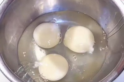 Imagens gravadas num restaurante no Japão viralizaram e causaram espanto por um motivo simples: as gemas dos ovos eram brancas, e não amarelas como normalmente acontece.   -  (crédito: Reprodução de vídeo redes sociais )