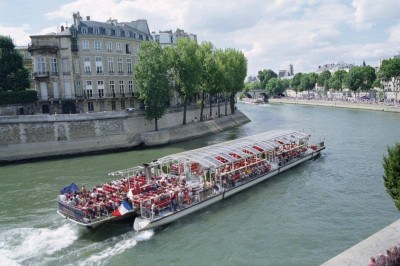 As embarcaÃ§Ãµes sÃ£o fundamentais em diversas culturas ao redor do mundo, atendendo a necessidades como transporte, pesca, comÃ©rcio e lazer.  SÃ£o usadas, por exemplo, para eios turÃ­sticos em rios e canais, como o Sena, em Paris.  -  (crédito: David.Monniaux domÃ­nio pÃºblico)