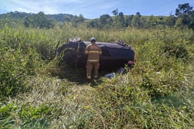 Motorista de carro morreu ao desviar de carreta -  (crédito: CBMMG)