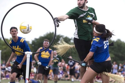 Além dos esportes tradicionais, como futebol, vôlei e basquete, competidores se enfrentam em modalidades inusitadas - algumas bem bizarras - pelo planeta. Veja uma seleção de esportes esquisitos espalhados por aí! -  (crédito: Reprodução do site nbcnews.com/nbc-out/out-pop-culture)