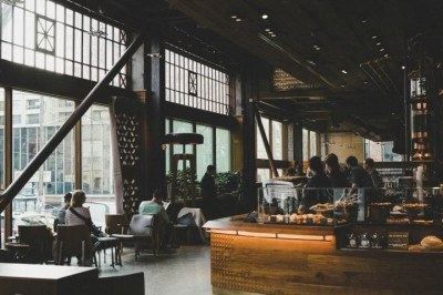 Em alguns cafés da Europa, principalmente na Espanha, os clientes que am horas ocupando mesas e consomem pouco estão sendo cobrados a mais. -  (crédito: RR Abrot/Unsplash)