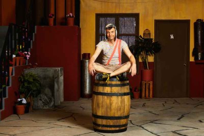 O ator mexicano Pablo Cruz interpreta roberto Bolanõs na minissérie sobre o criador de Chaves, realizada com a aprovação dos filhos e a discordância da viúva florinda meza -  (crédito: Max/Divulgação)