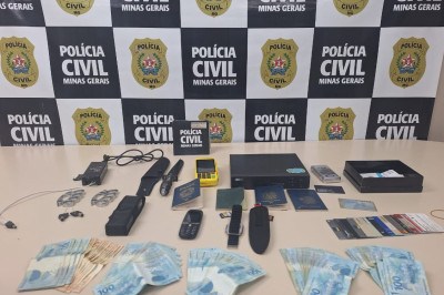 Polícia apreendeu dinheiro, cartões bancários, documentos, objetos de interesse para a investigação e um veículo avaliado em mais de R$ 150 mil -  (crédito: PCMG/Divulgação)
