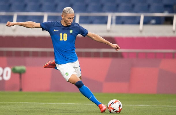RICHARLISON - Em seu retorno a Seleção, mostrou bastante movimentação, saindo bastante da área, atuando na construção do jogo. Entretanto, no seu ofício de atacante, não conseguiu aparecer bem e ainda deu uma furada em sua melhor oportunidade. Nota: 4,5 - Foto: Lucas Figueiredo/CBF