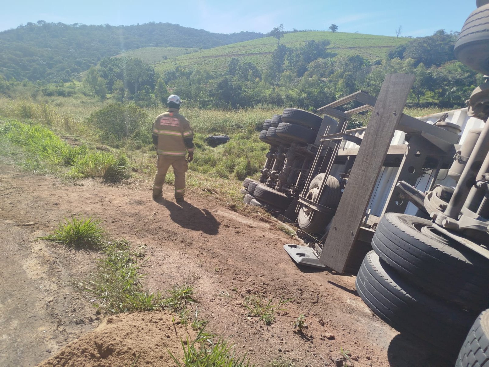 Motorista da carreta sofreu escoriações e apresentava estado de choque