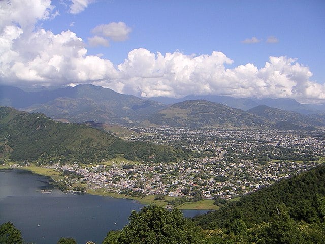 O avião seguia para Pokhara, no oeste do Nepal, a 200 quilômetros de Katmandu. Com 350 mil habitantes, Pokhara é a terceira cidade mais populosa do país. -Domínio público