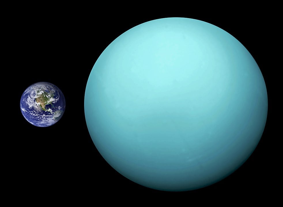 Planeta – Urano: Um estudo científico revelou que a atmosfera de Urano possui sulfeto de hidrogênio, substância responsável por um odor semelhante ao de ovo podre. 
