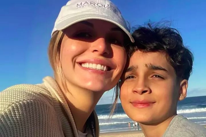 A decisão polêmica de uma atriz australiana envolvendo o corpo do próprio filho vem gerando debates na web.